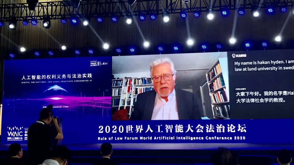 Håkan Hydéns presentation visades i direktsändning på en stor skärmo i Shanghai