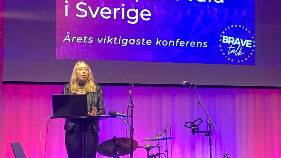 Matilda Wewel på scen under konferensen "Mot väpnat våld i Sverige".