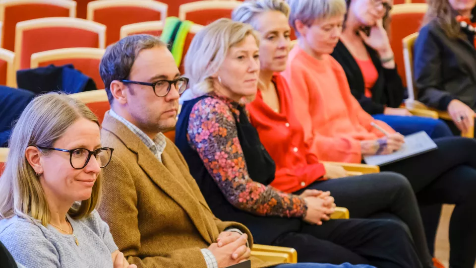 Karl Dahlstrand sitter uppradad bredvid andra konferensdeltagare