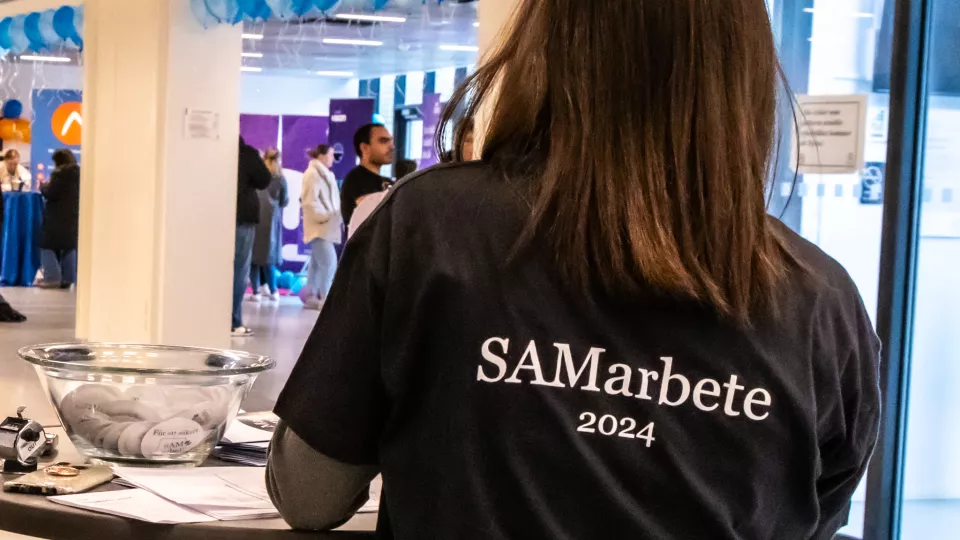 En person med en t-shirt med texten SAMarbete 2024