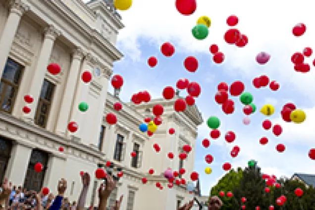 Ballonger släpps vid universitetsplatsen. 