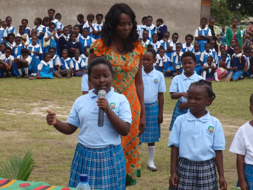 Elever framträder under ett skolråd på en skola i Zambia
